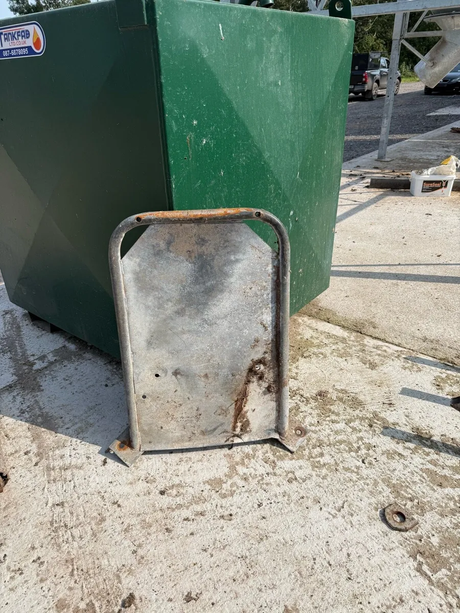 Milking parlor feed trough dividers - Image 1