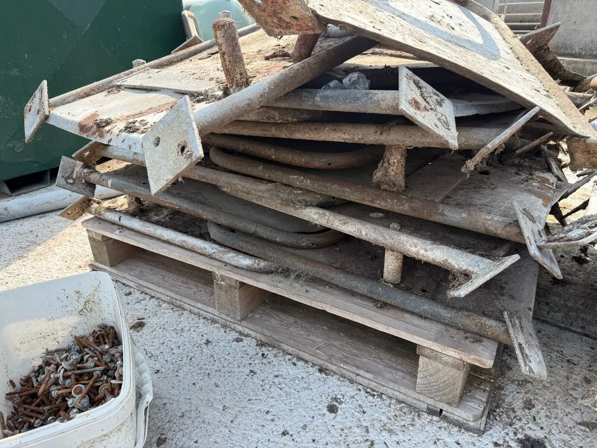 Milking parlor feed trough dividers - Image 2