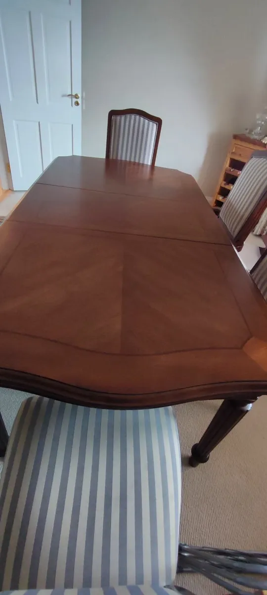 6 piece table and chairs - Image 1