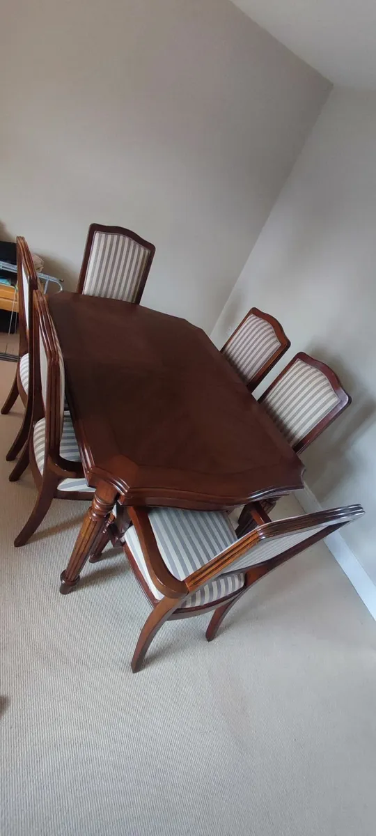 6 piece table and chairs - Image 3