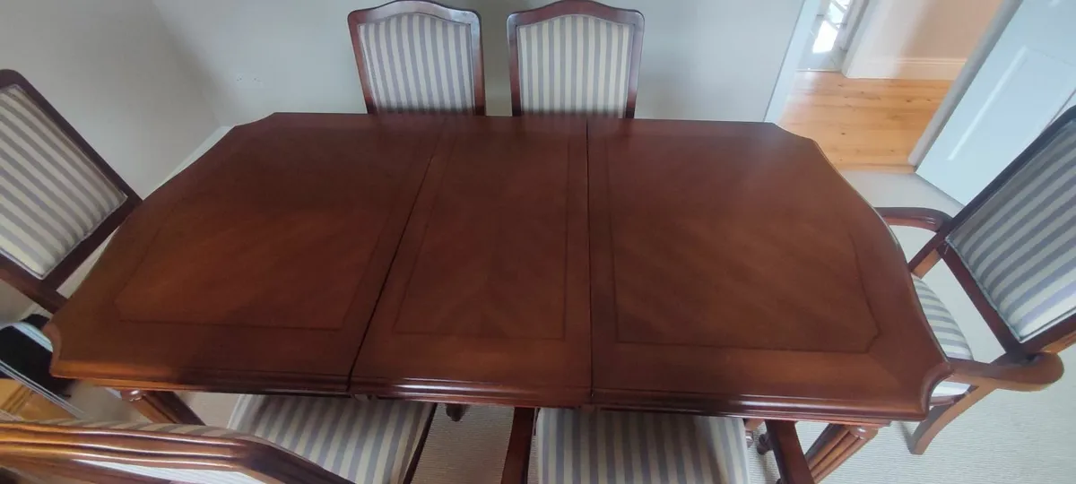 6 piece table and chairs - Image 4