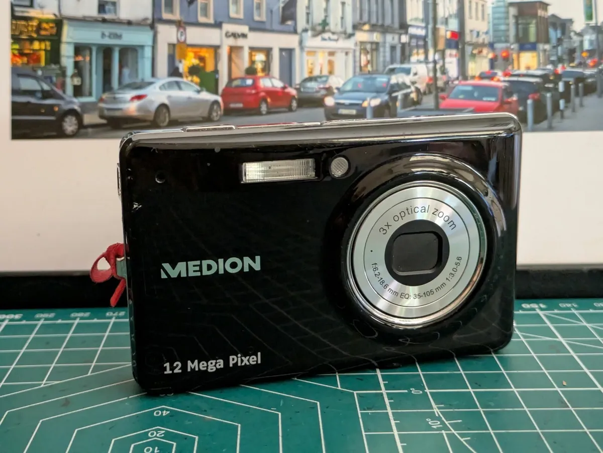 Medion 12 MP CCD 🌈 digital compact camera - Image 3