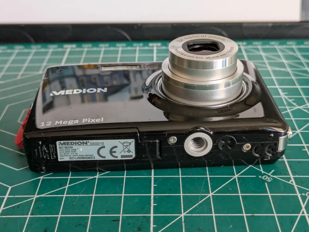 Medion 12 MP CCD 🌈 digital compact camera - Image 4