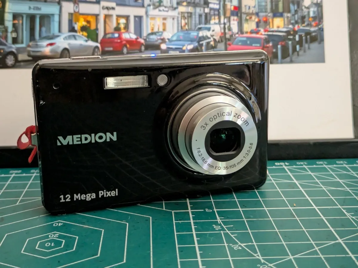 Medion 12 MP CCD 🌈 digital compact camera - Image 1