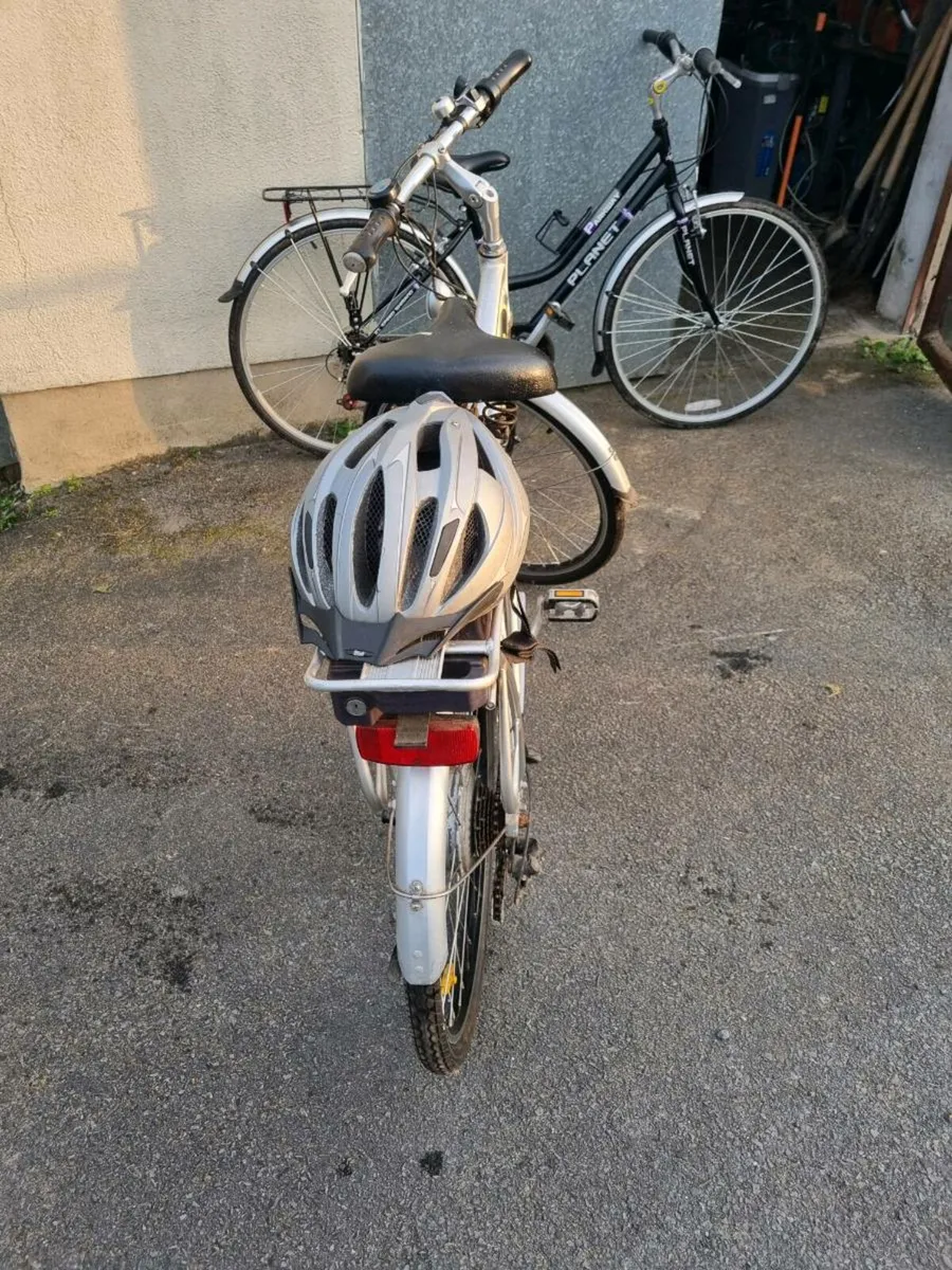 Electric bicycle and woman's bicycle - Image 2