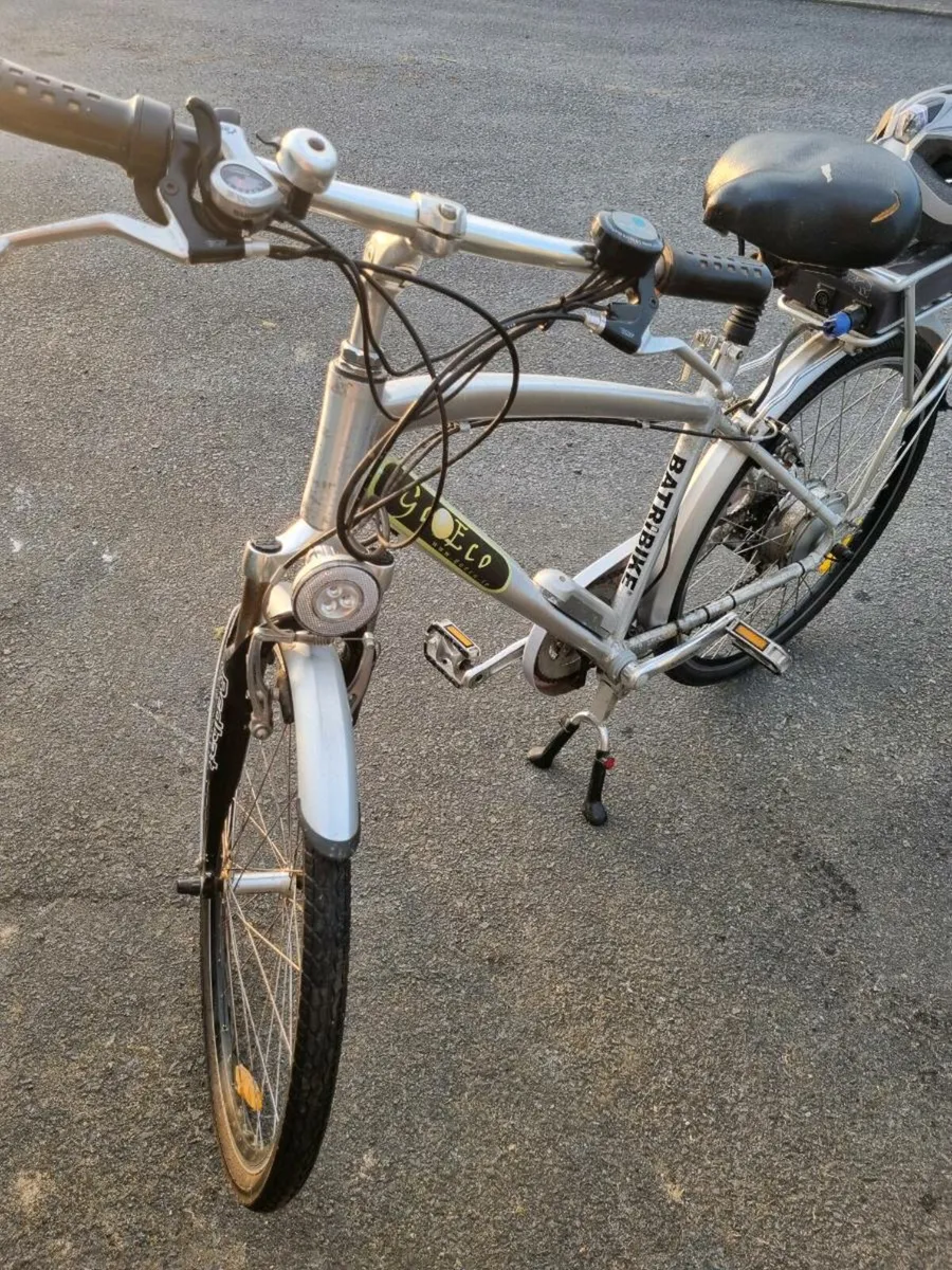 Electric bicycle and woman's bicycle - Image 3