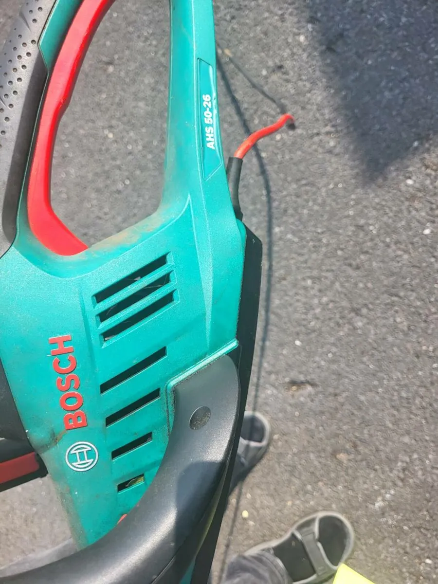 Bosch Mains Electric Hedge cutters - Image 1