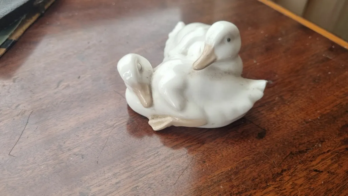 Lladro Porcelain Pair of White Sleeping Ducks - Image 1