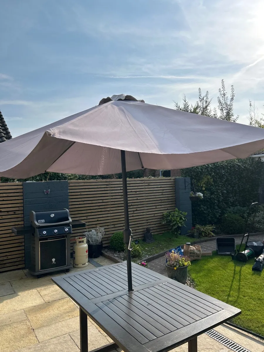 Garden table and parasol - Image 3