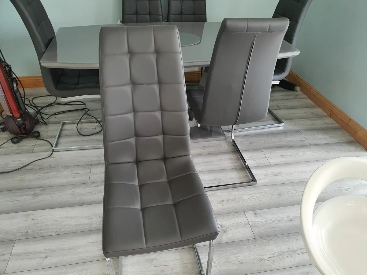 Dining table and 6 chairs - Image 1