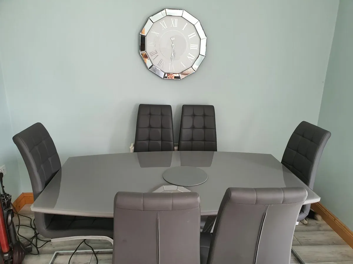 Dining table and 6 chairs - Image 2