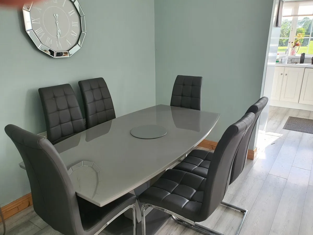 Dining table and 6 chairs - Image 3