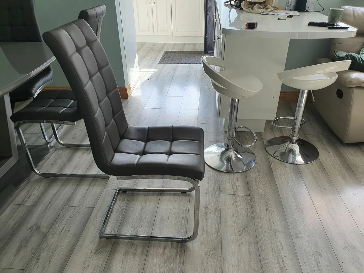 Dining table and 6 chairs - Image 4