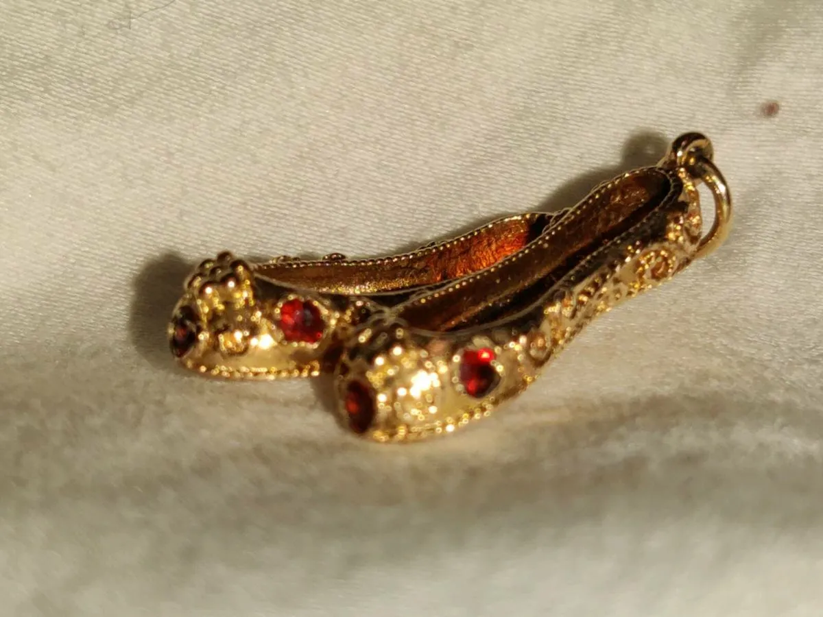 RARE , BALLET GARNET, 9CT Gold 3.47 Gram Charm ! - Image 2