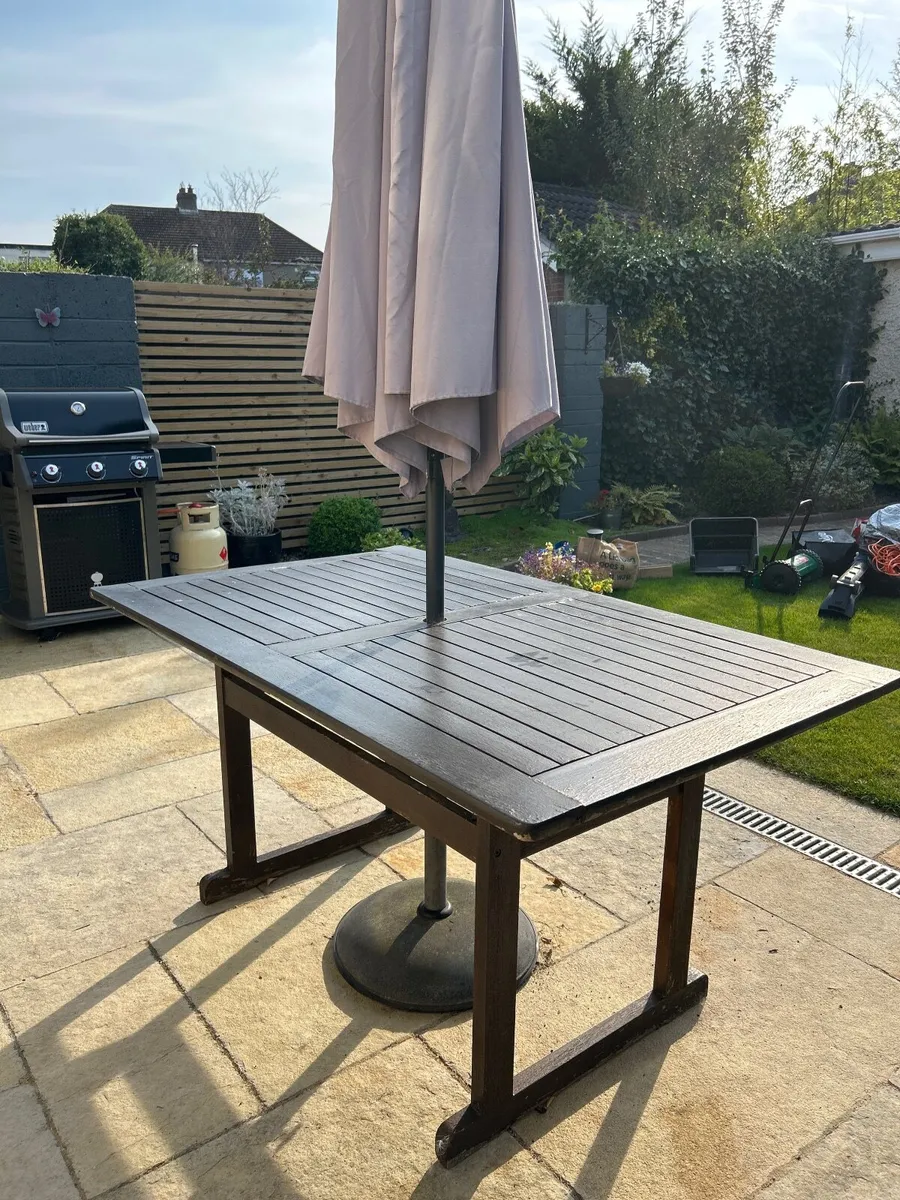 Garden table and parasol - Image 1