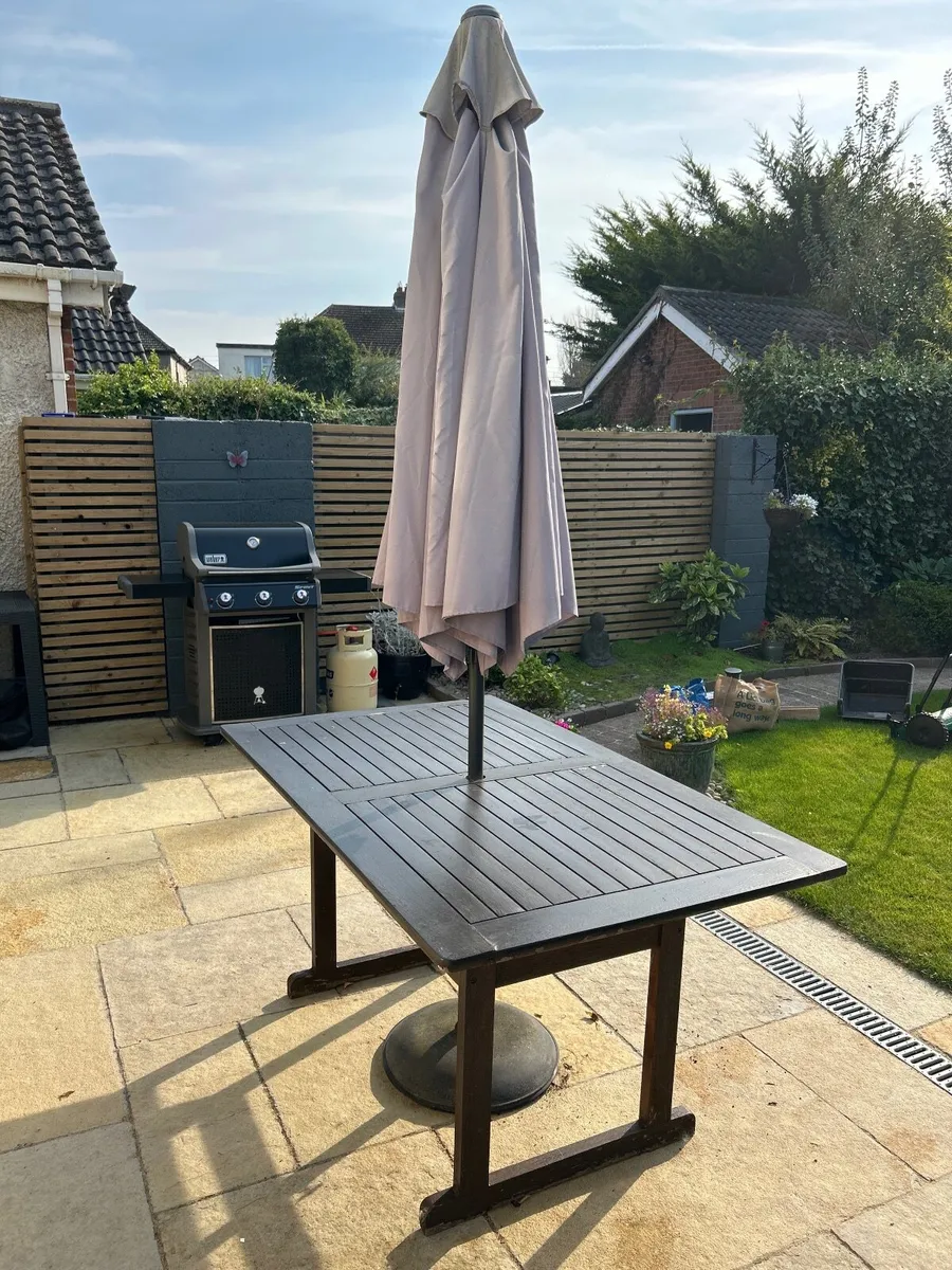 Garden table and parasol - Image 2
