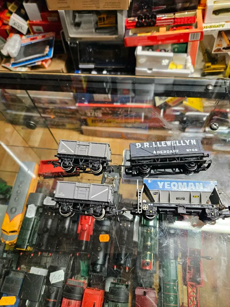 Hornby OO Gauge Wagons - Image 1