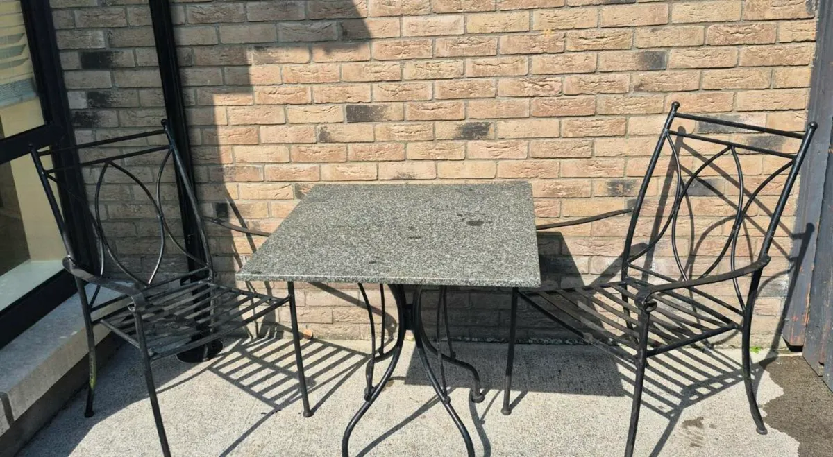 garden table and chairs with a marble Stone top - Image 1