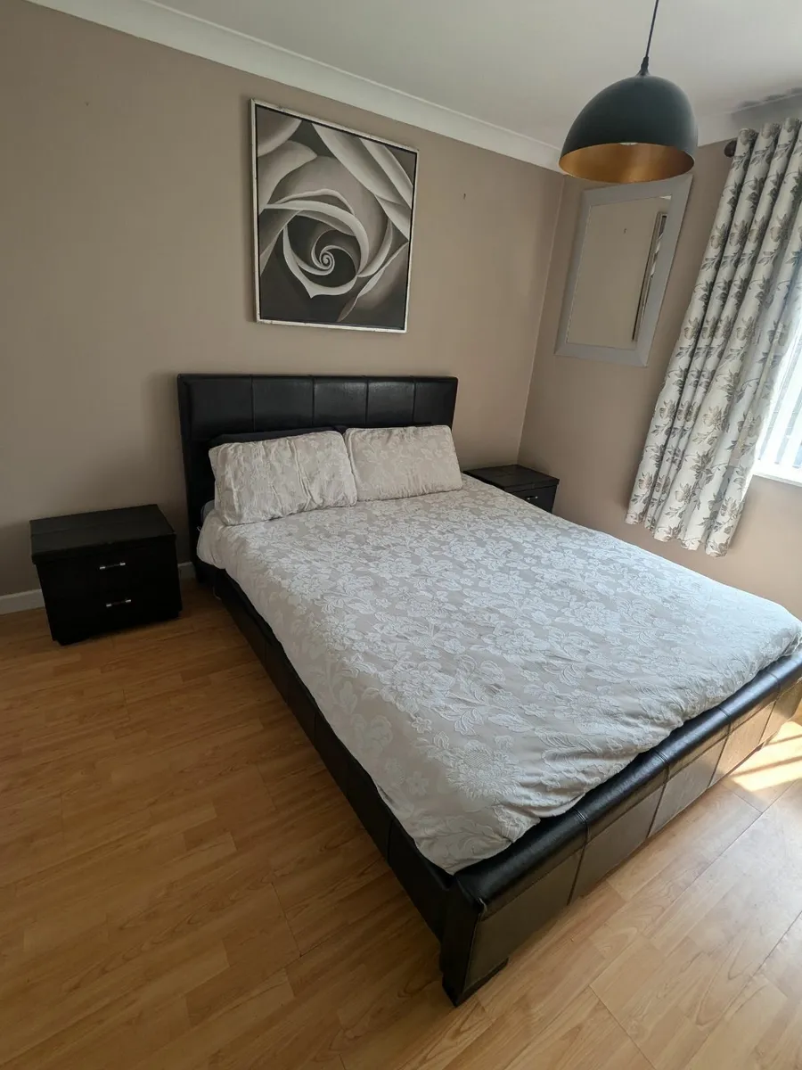 King size leather bed and 2 matching lockers - Image 1