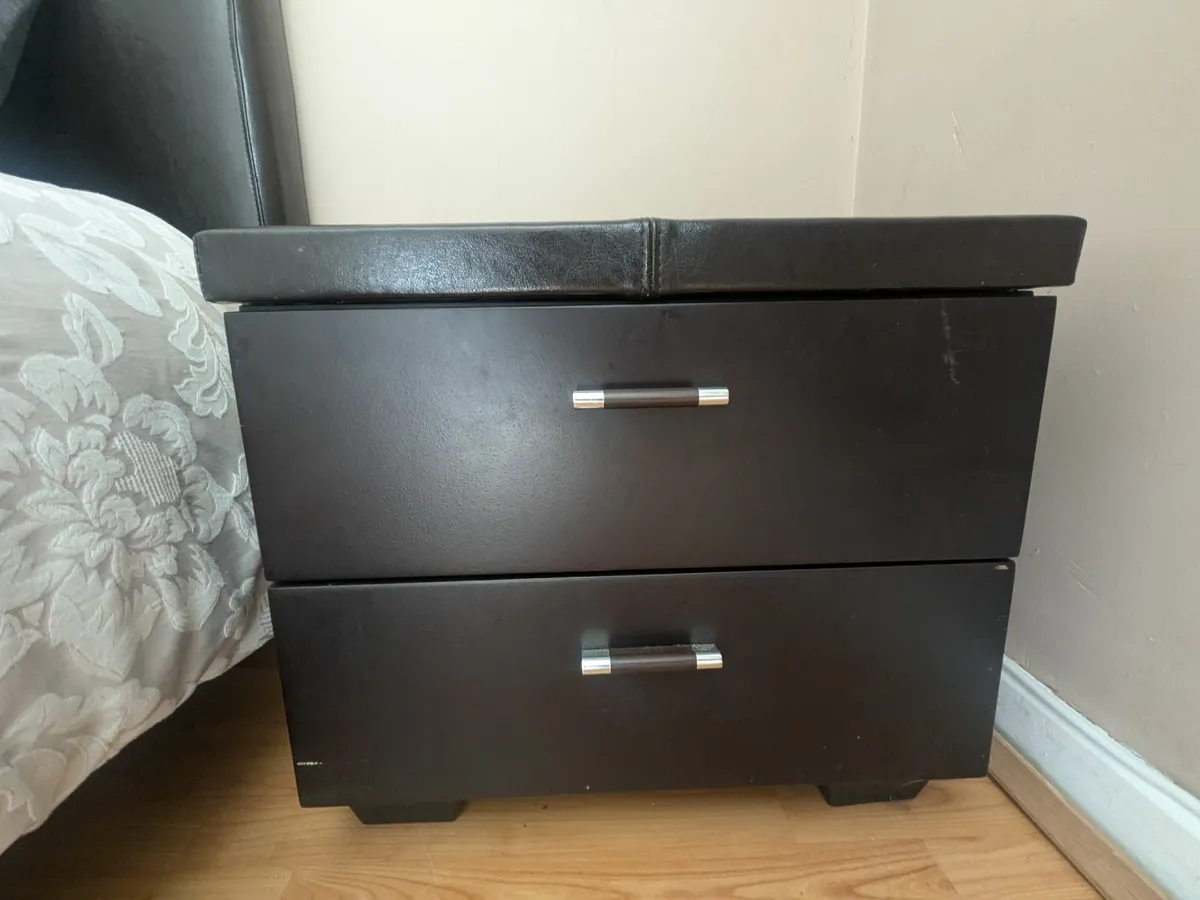 King size leather bed and 2 matching lockers - Image 2