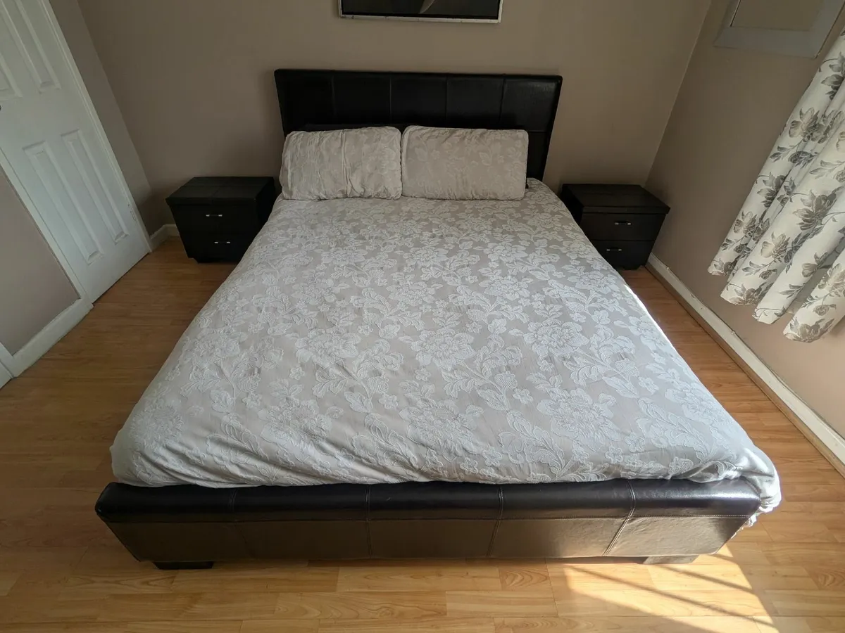 King size leather bed and 2 matching lockers - Image 3