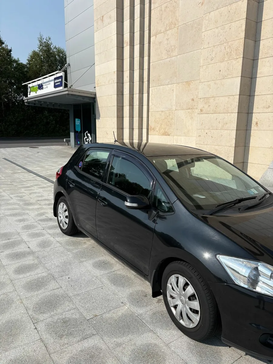 Toyota Auris 2010 - Image 2