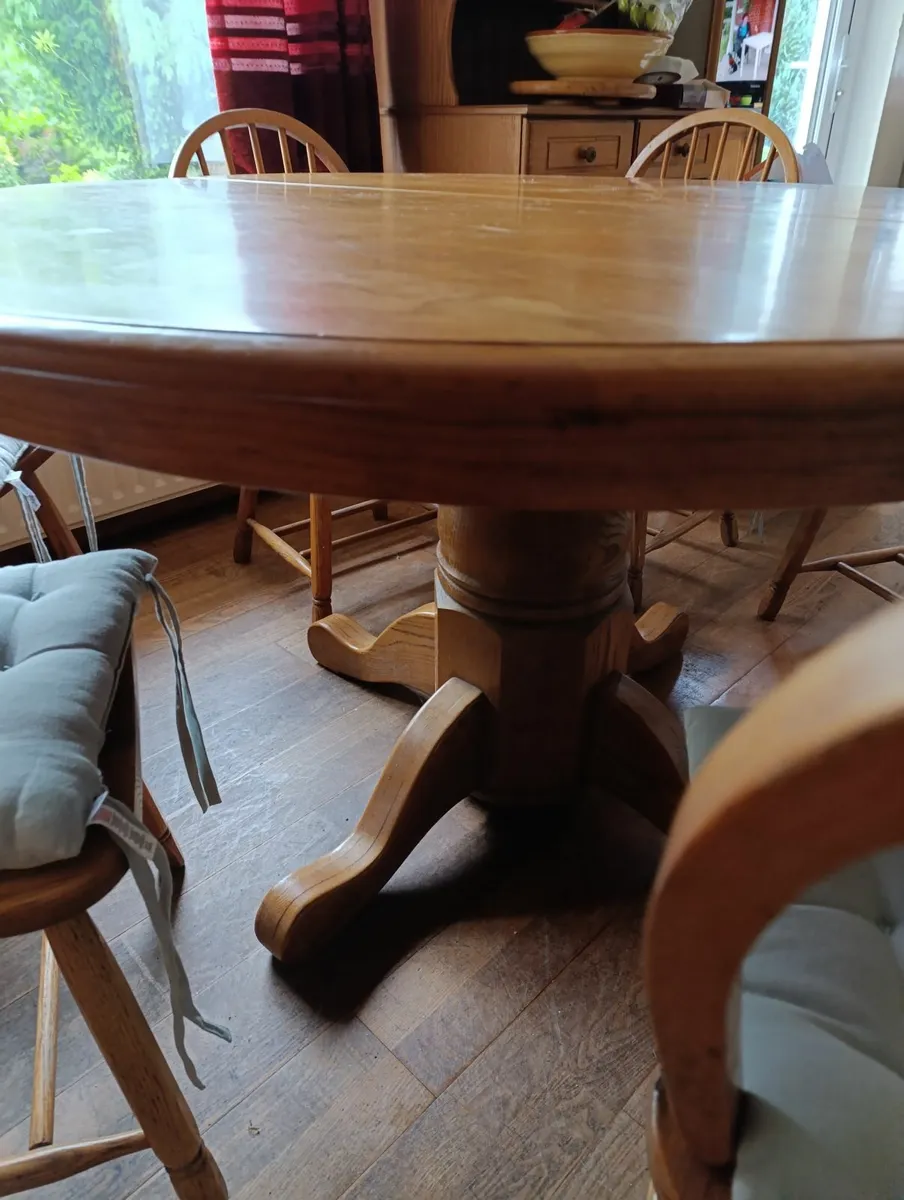 Table and chairs - Image 1