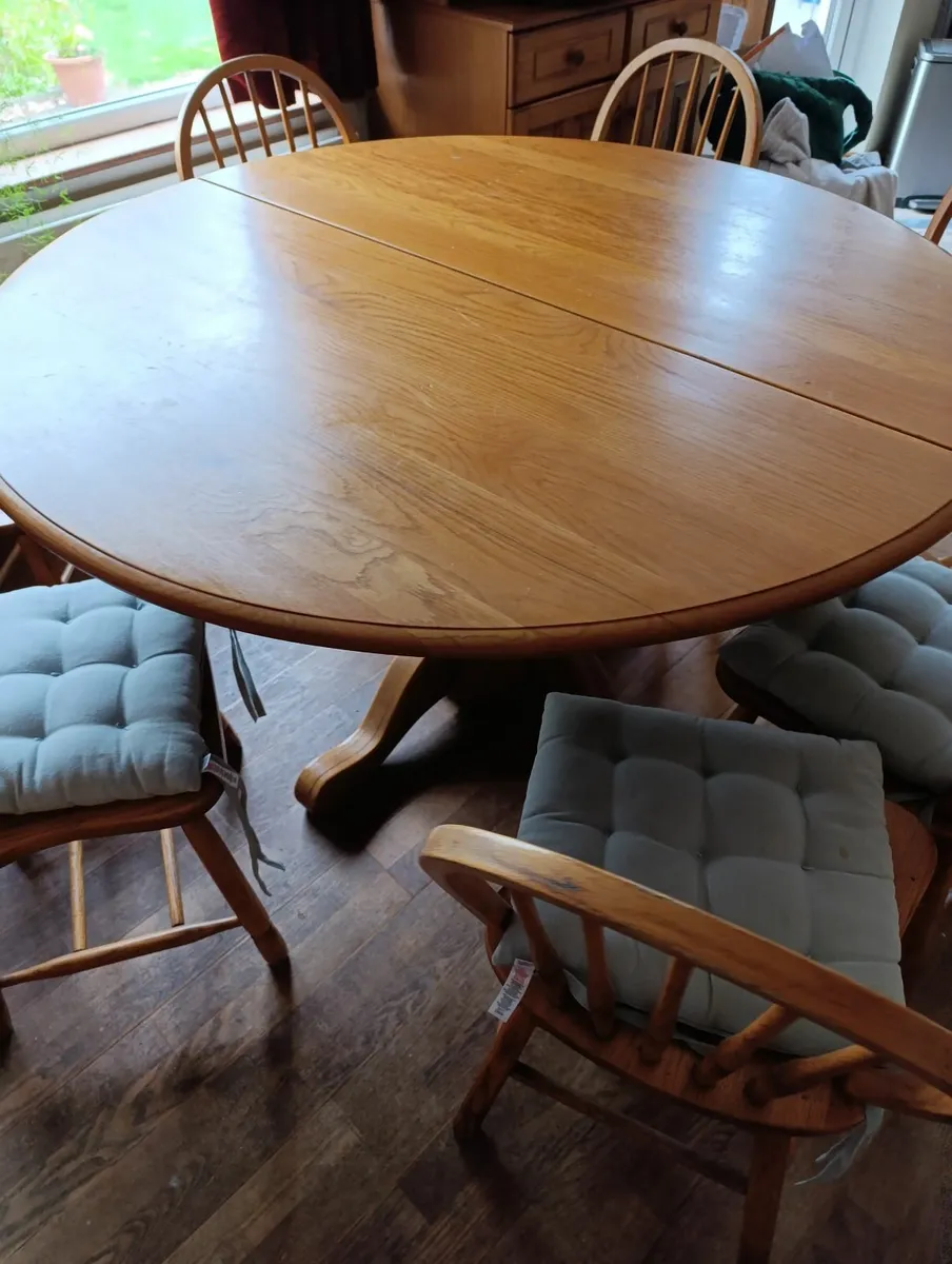 Table and chairs - Image 2