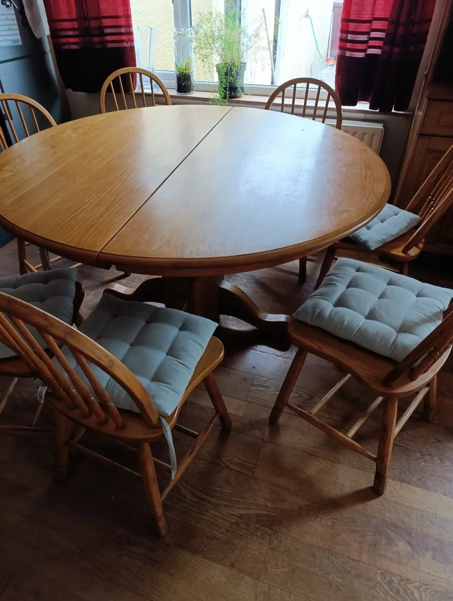 Table and chairs - Image 3