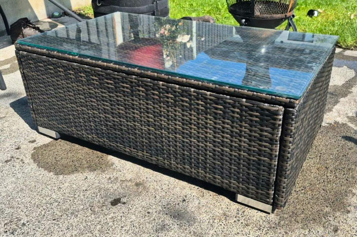 garden table  in very good condition - Image 1