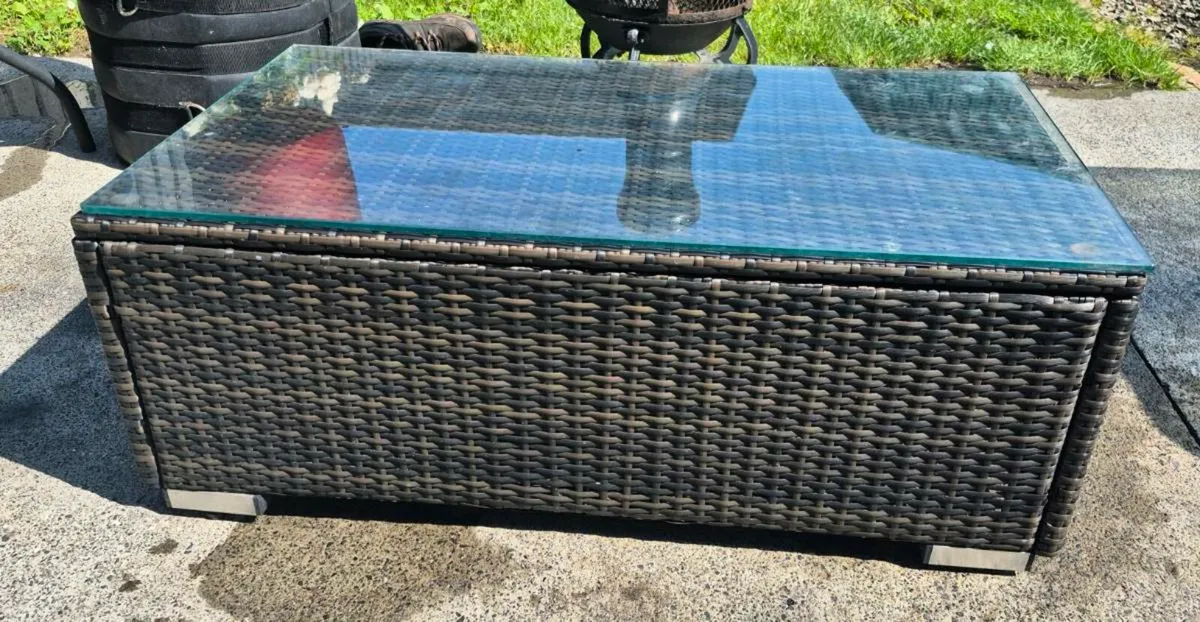 garden table  in very good condition - Image 2