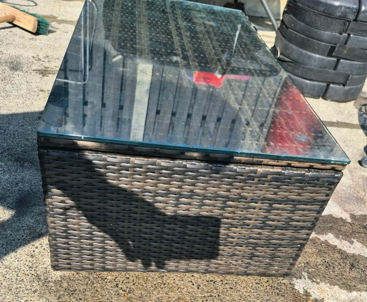 garden table  in very good condition - Image 3