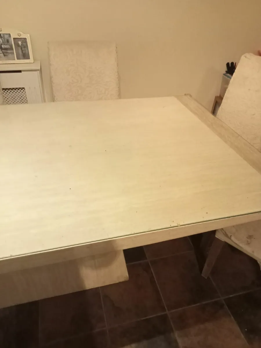 Table and chairs - Image 2