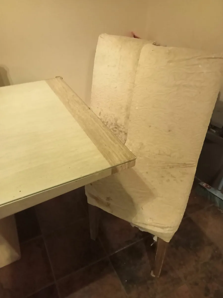 Table and chairs - Image 3