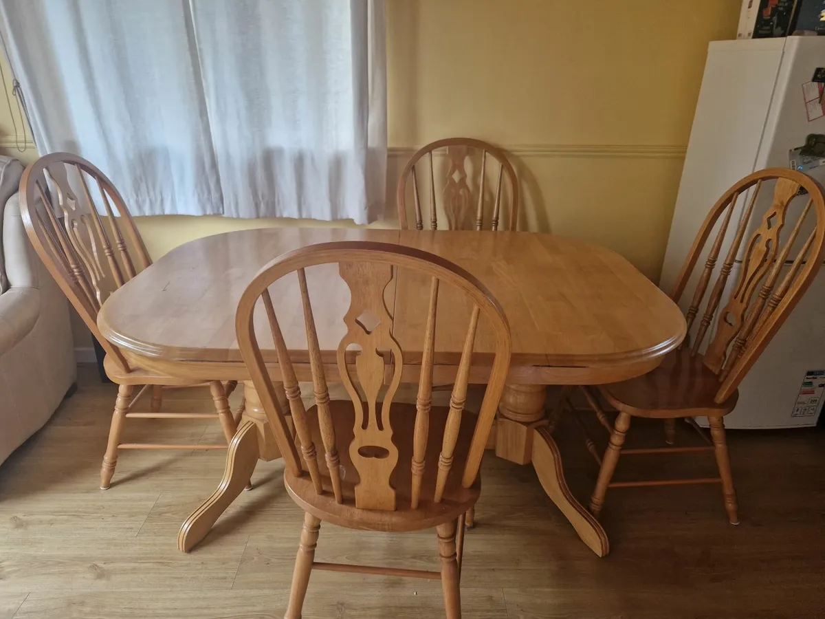 Oak kitchen table and matching 6 chairs - Image 1