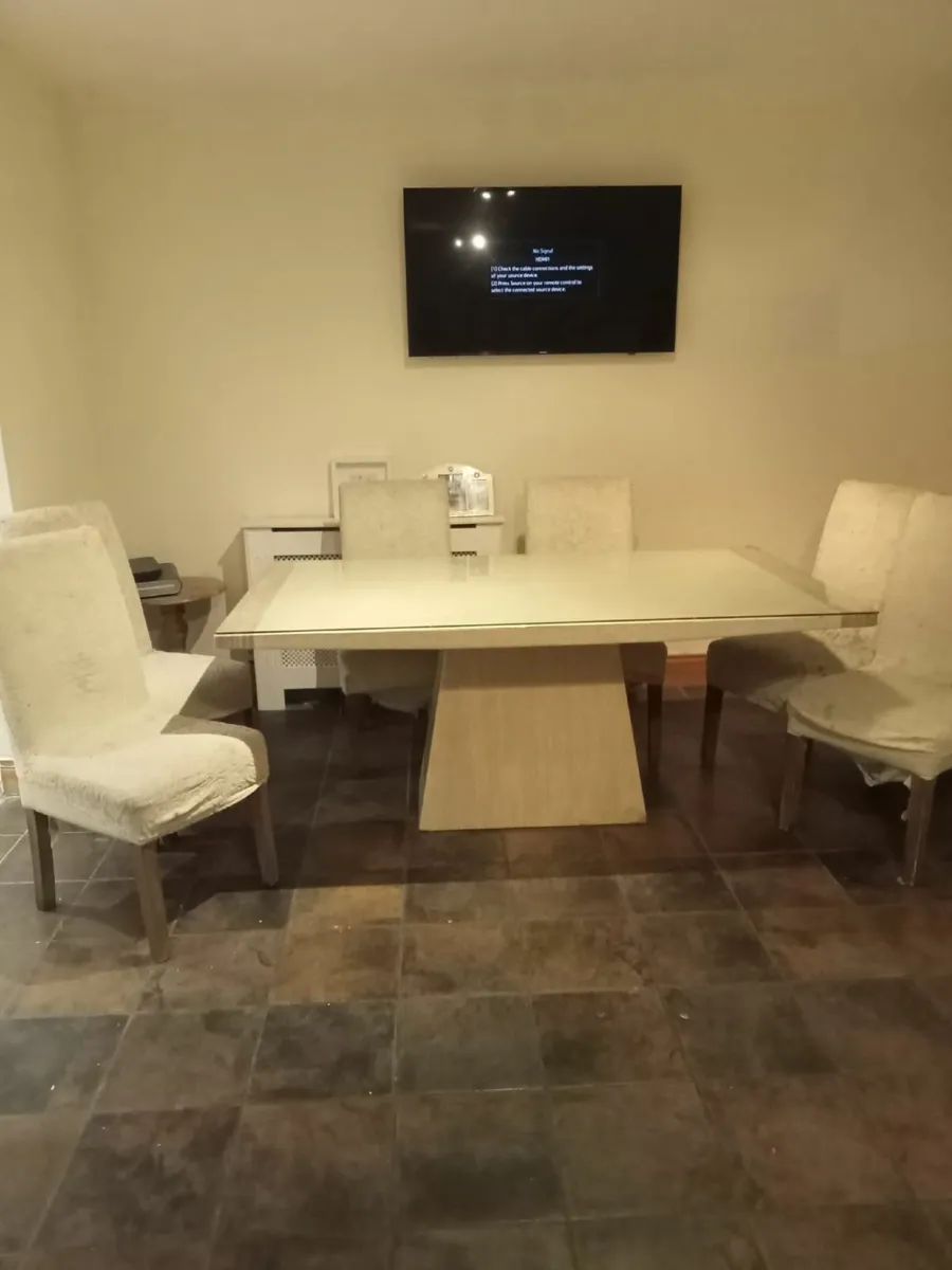 Table and chairs - Image 1