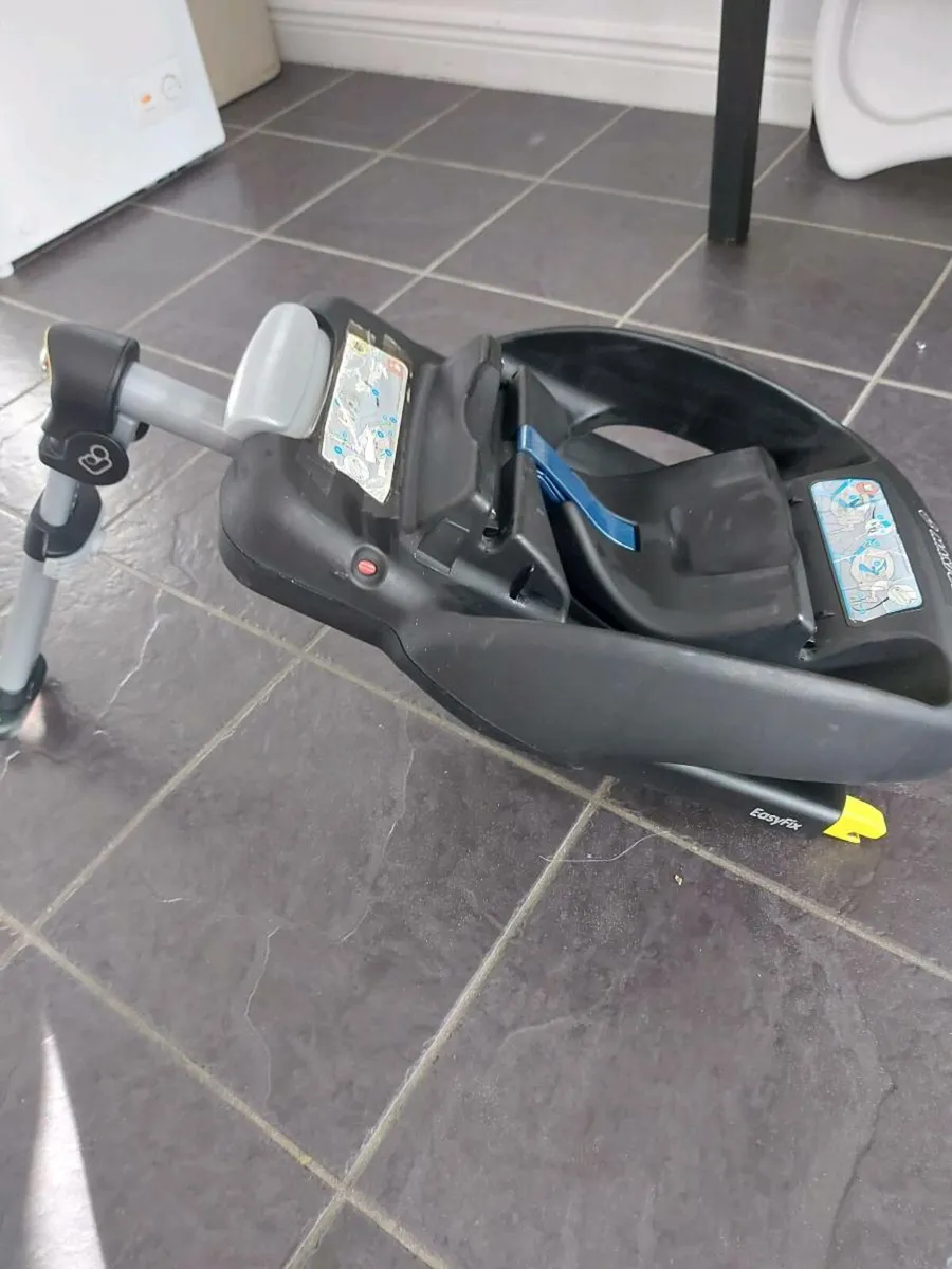Car seat base - Image 1