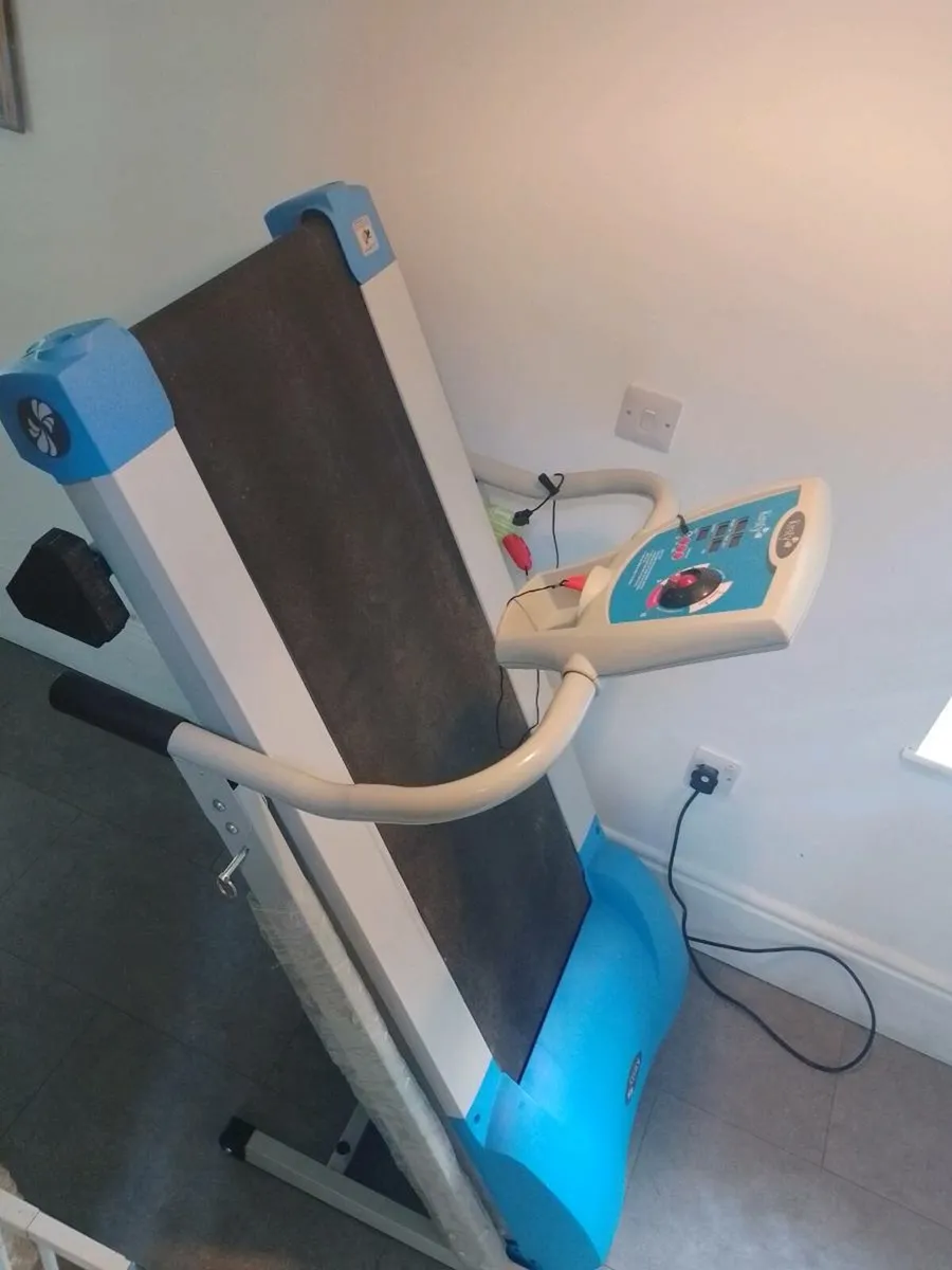 Treadmill in excellent condition - Image 1