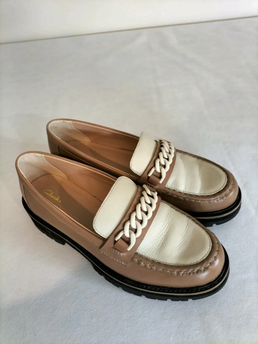 Clarks women's leather loafers. 6. Worn few times - Image 1