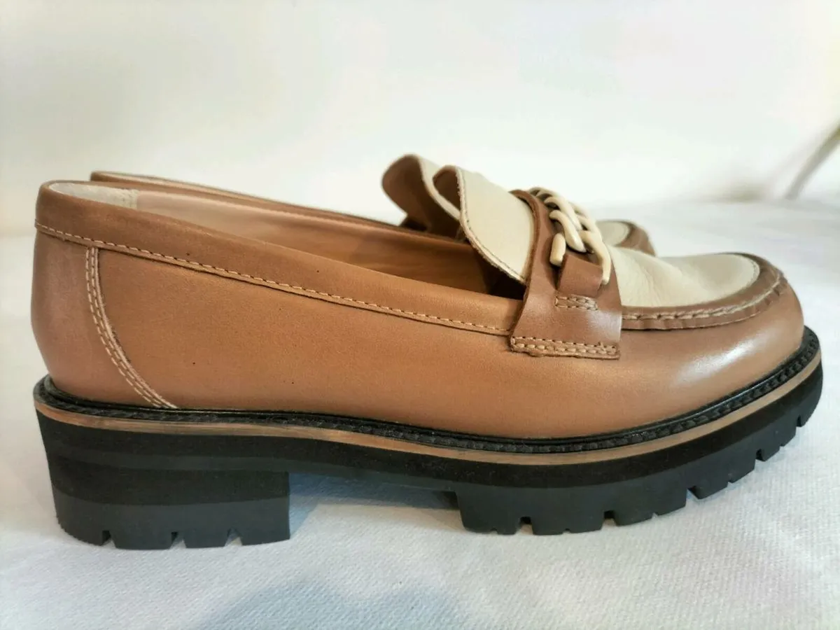 Clarks women's leather loafers. 6. Worn few times - Image 2