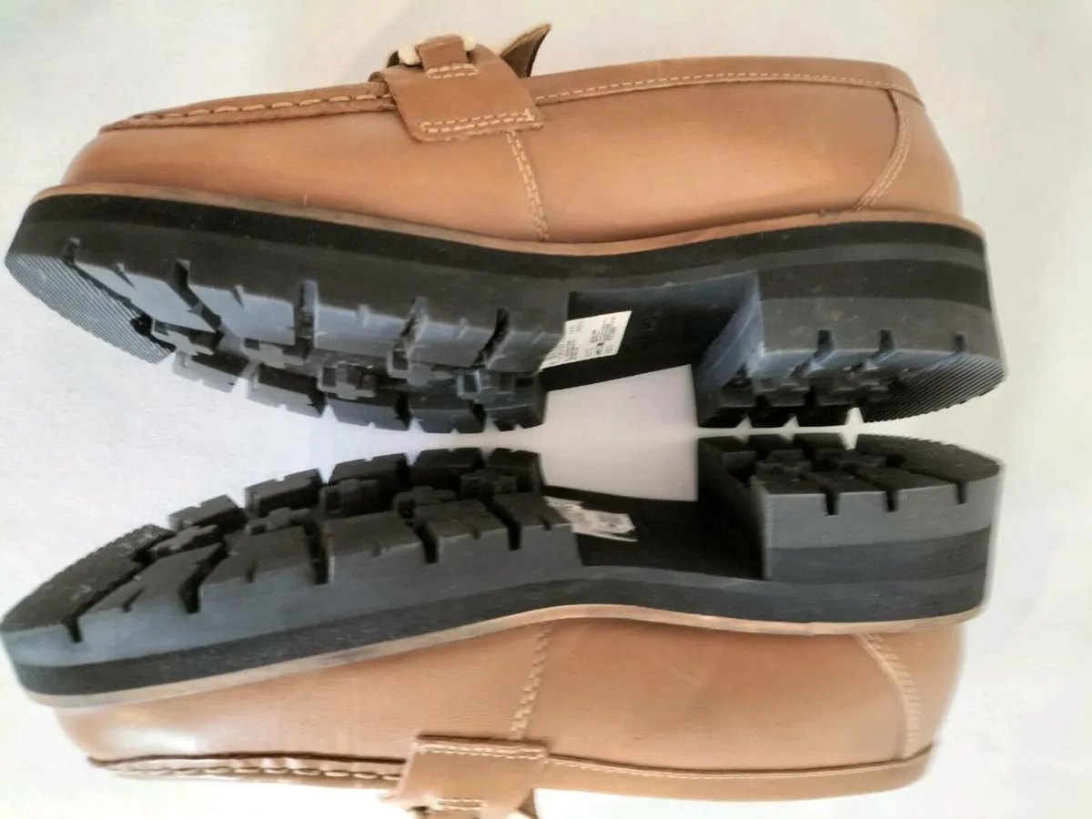 Clarks women's leather loafers. 6. Worn few times - Image 3