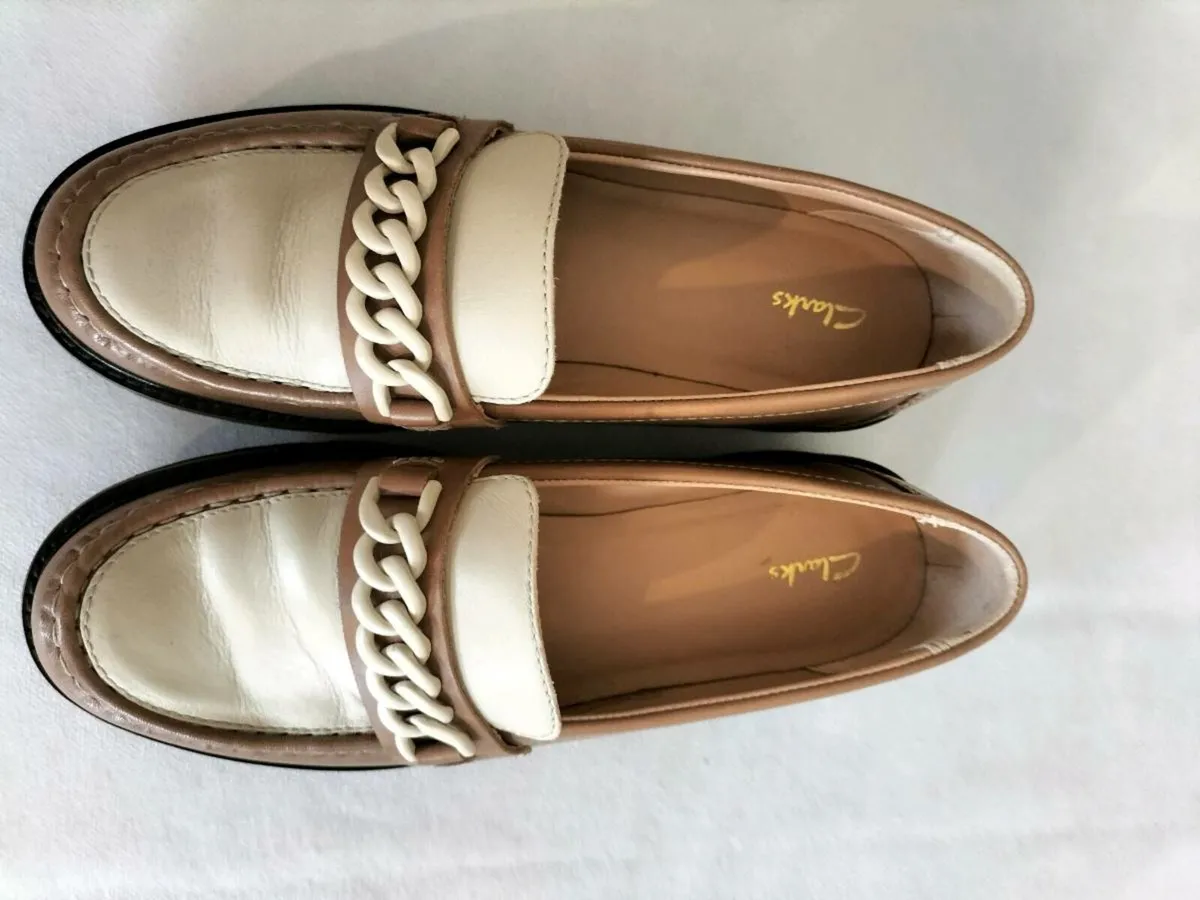 Clarks women's leather loafers. 6. Worn few times - Image 4