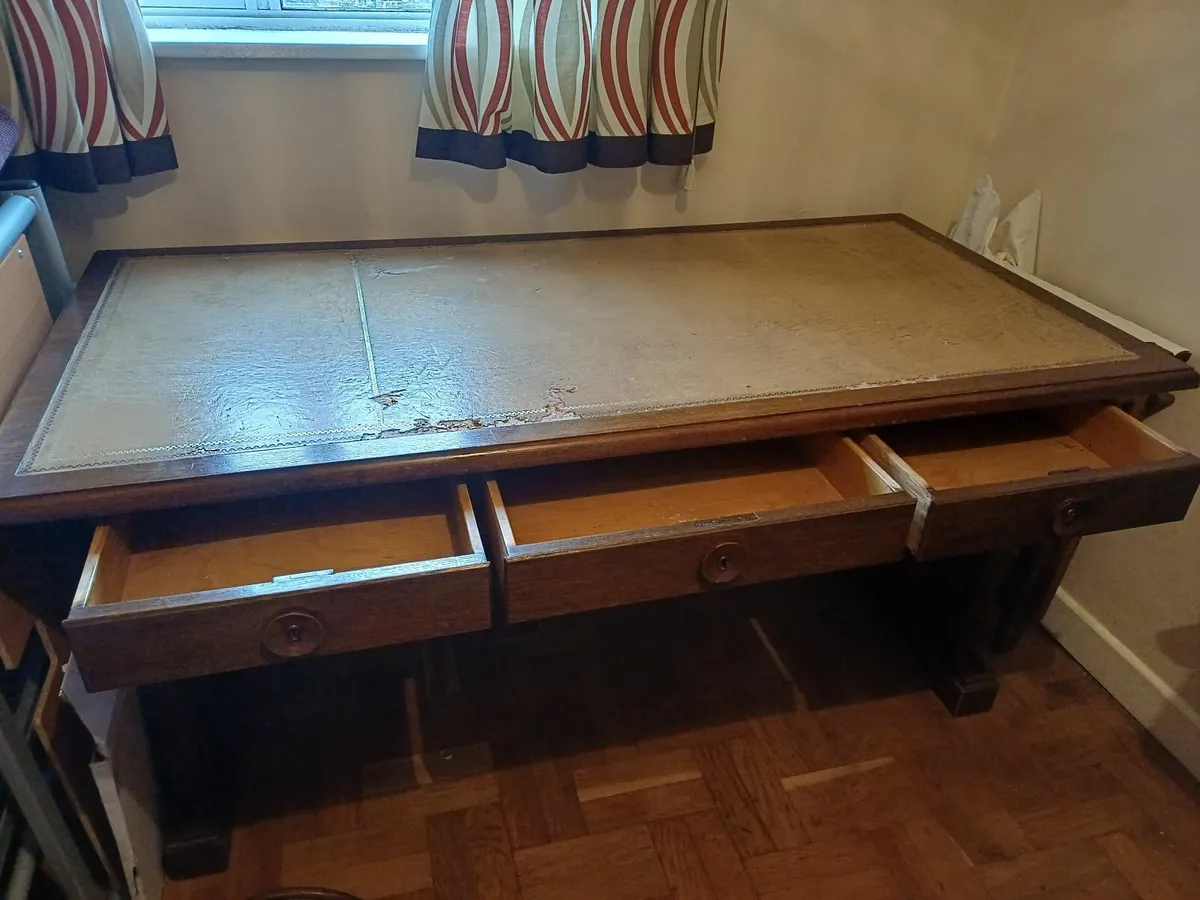 Antique desk - Image 1