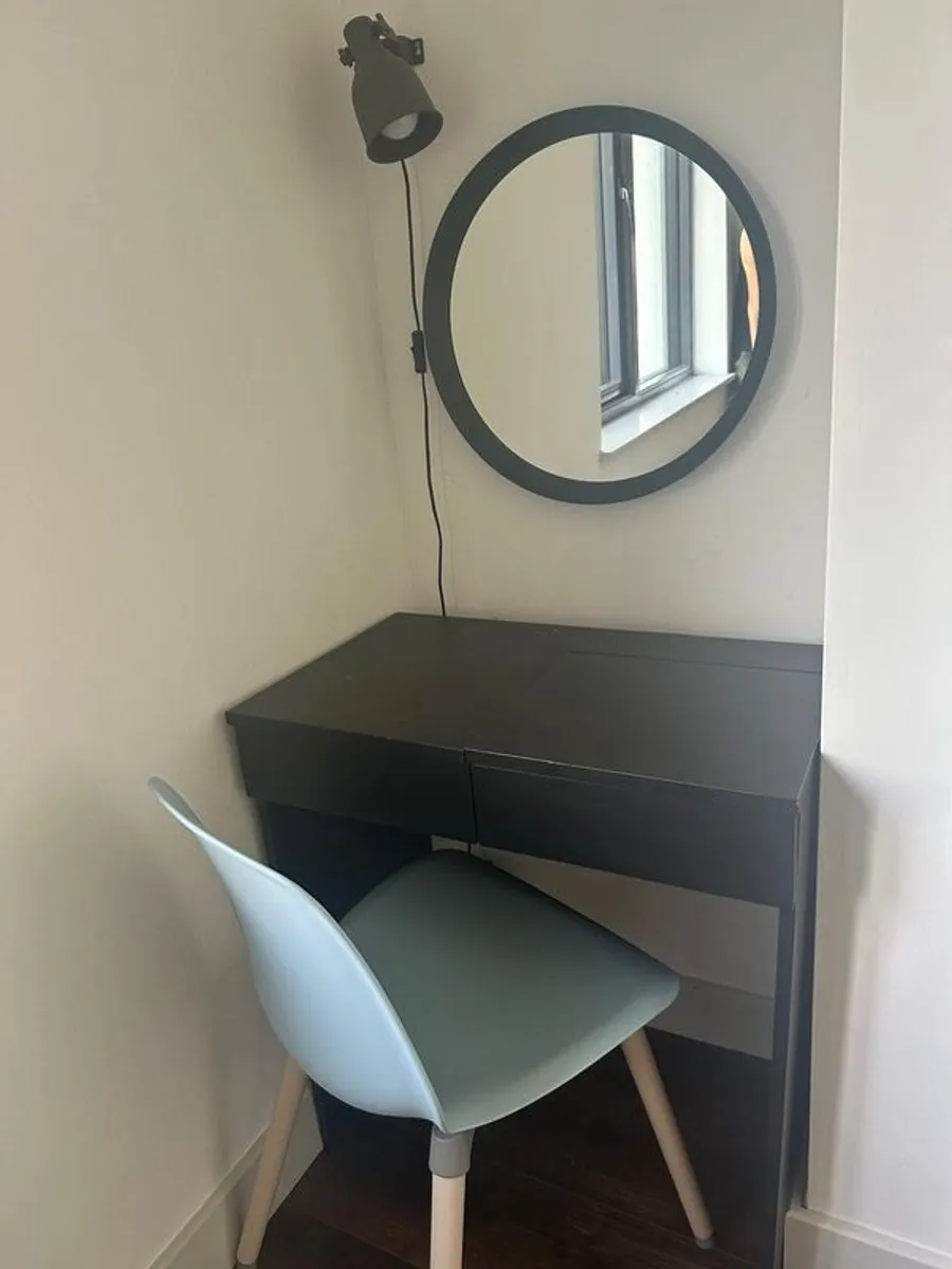 Makeup table with mirror + chair - Image 1