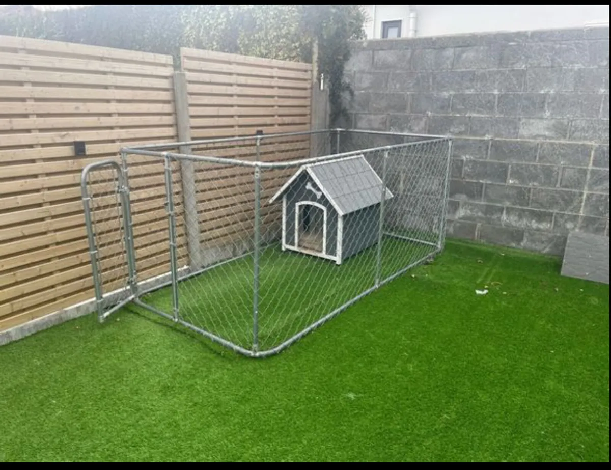 Dog run with kennel & bowl stand - Image 1