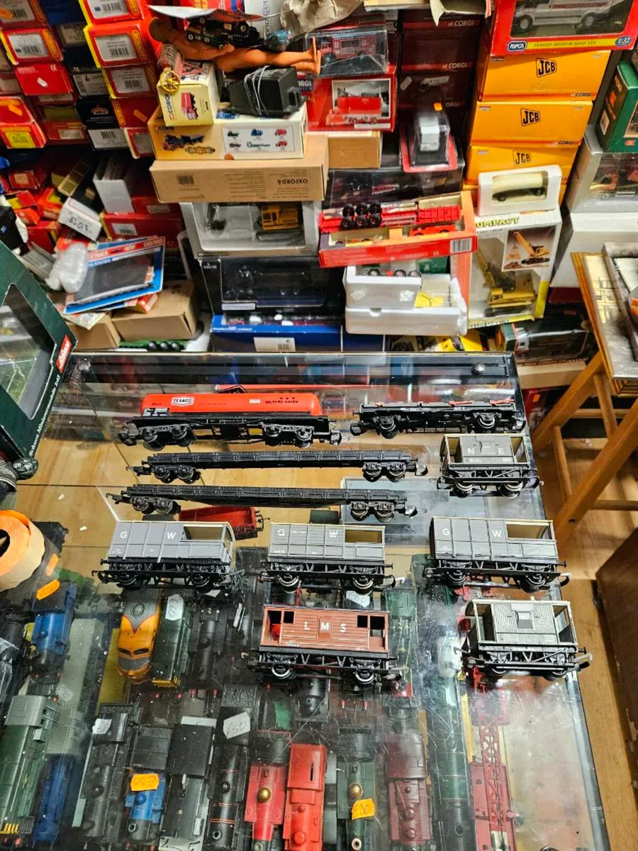 Hornby Lima OO Gauge Wagons - Image 1