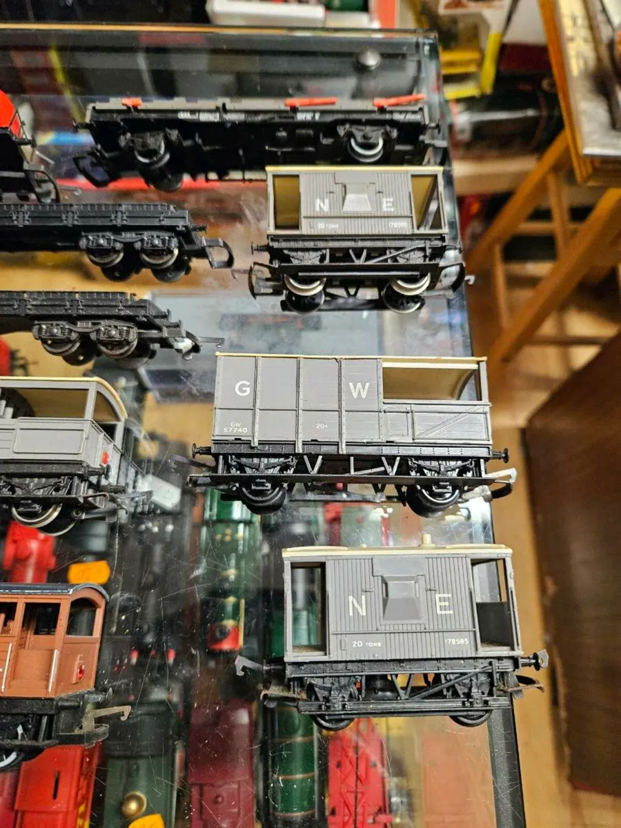 Hornby Lima OO Gauge Wagons - Image 4
