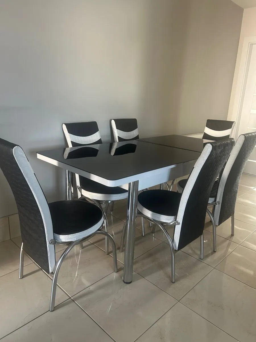 Dining table and chairs - Image 1