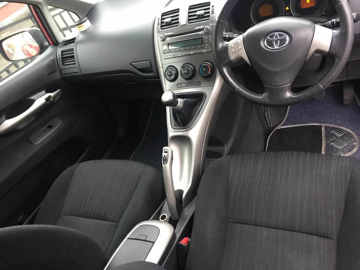 Toyota Auris 2009 - Image 2
