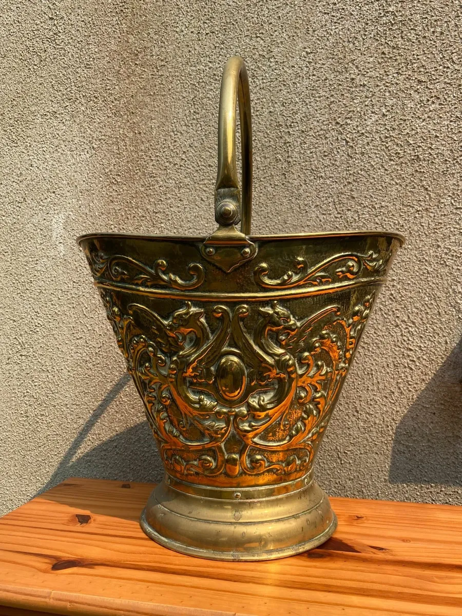 VICTORIAN VASE-SHAPED SWIVEL-HANDLED COAL SCUTTLE - Image 1